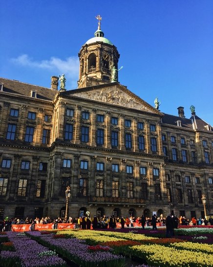 Dam-Platz in Amsterdam. Sie reisen nach Amsterdam? Lesen Sie den ultimativen Reiseführer mit Insider-Tipps, was Sie in Amsterdam unternehmen, was Sie in Amsterdam essen und wo Sie in Amsterdam übernachten können! #Reisen #Amsterdam