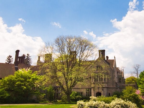 Beautiful mansion on Long Island. See the gilded age along the Gold Coast of Long Island in this Gatsby-inspired guide to a beautiful weekend trip from NYC! #travel #longisland #NewYork
