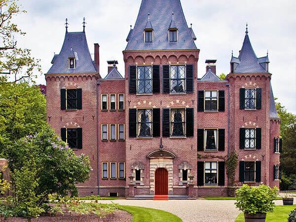 Keukenhof Castle, one of the key places to see when visiting Lisse and Keukenhof. This beautiful tulip garden in Holland is worth visiting! #travel #holland #netherlands #nederland #kasteel #castle