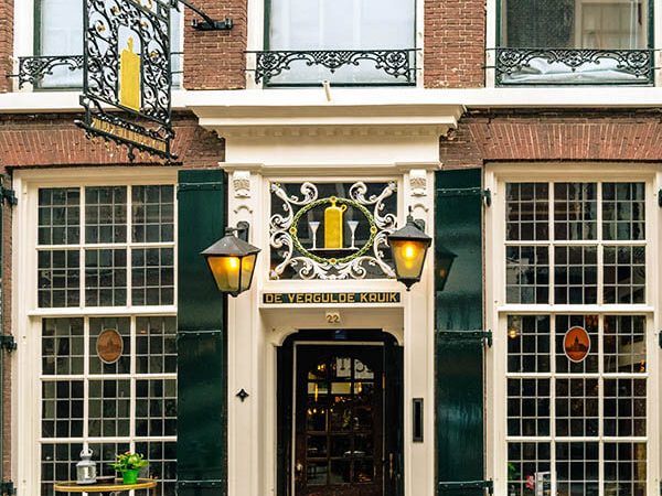 Exterior of De Vergulde Kruik cafe in Leiden, one of the most charming Dutch bars in Leiden./Buiten van De Vergulde Kruik in Leiden, een gezellig bruin café in leiden. #leiden #travel #nederland #holland