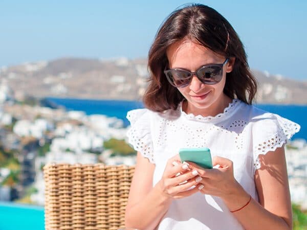 Girl using free WiFi in Europe using helpful tips for WiFi abroad! #travel #europe