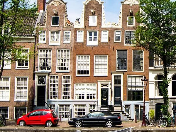 Picturesque Amsterdam canal in May, one of the best times of the year to visit Amsterdam!