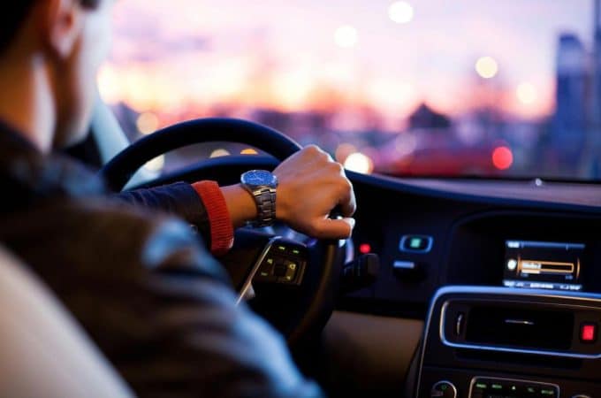 Traveling to Dubai by rental car: who is it suitable for and what are the nuances?