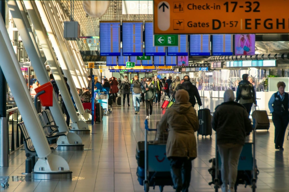 Guide from Amsterdam Airport to City Center: Travel Like a Pro